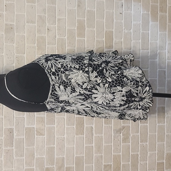 Women's Black and White Floral Print Relax Fit High Low Spaghetti Top(Sz 4) - Picture 3 of 8